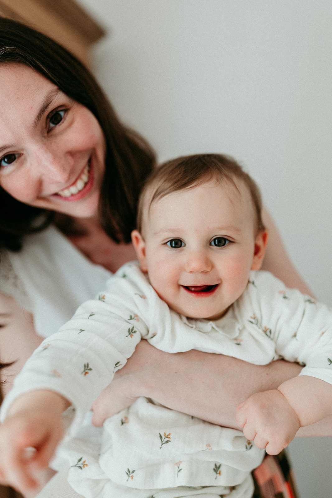 maman et bébé heureux qui sourient et regardent la caméra