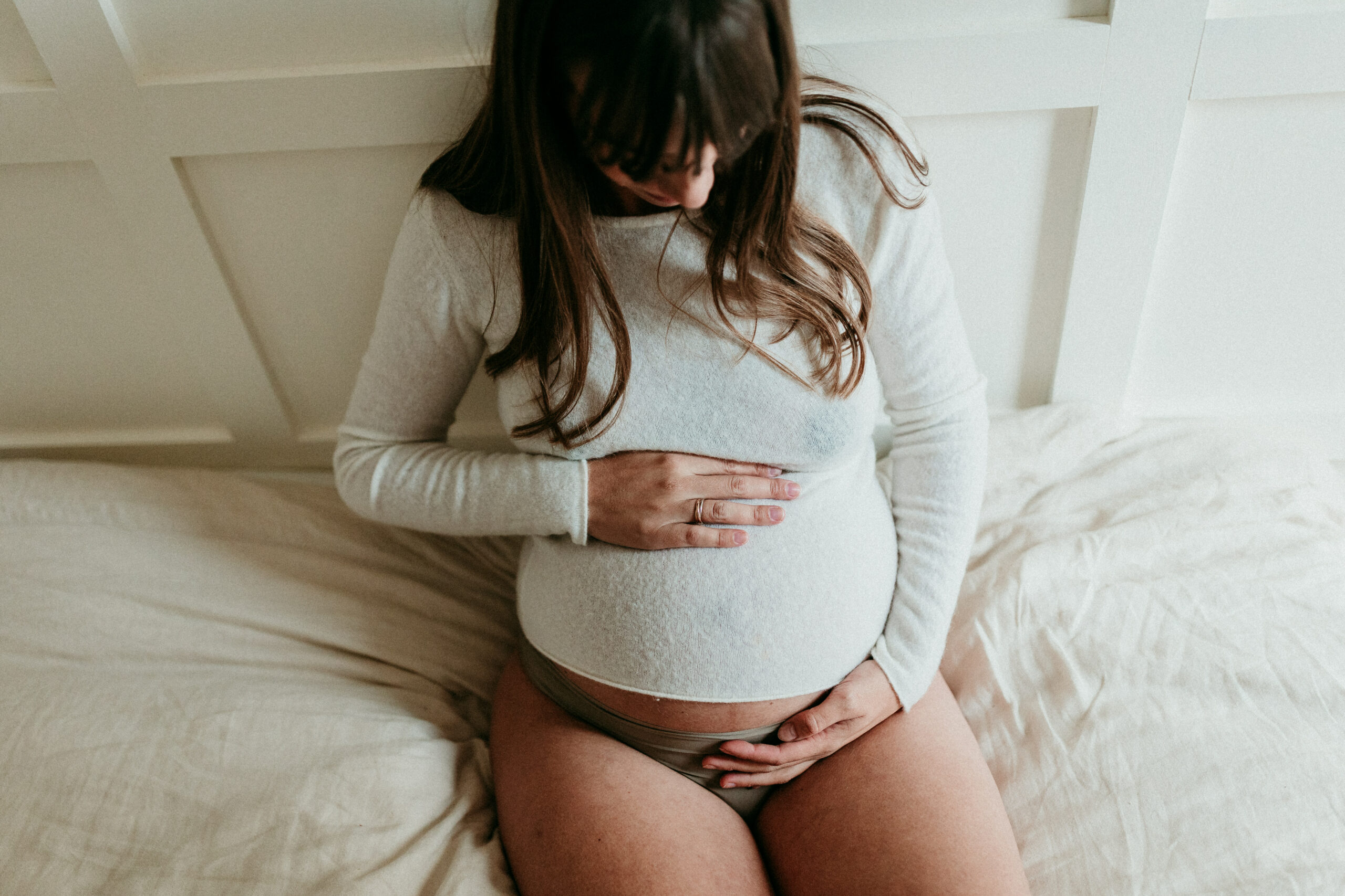 femme enceinte sur lit