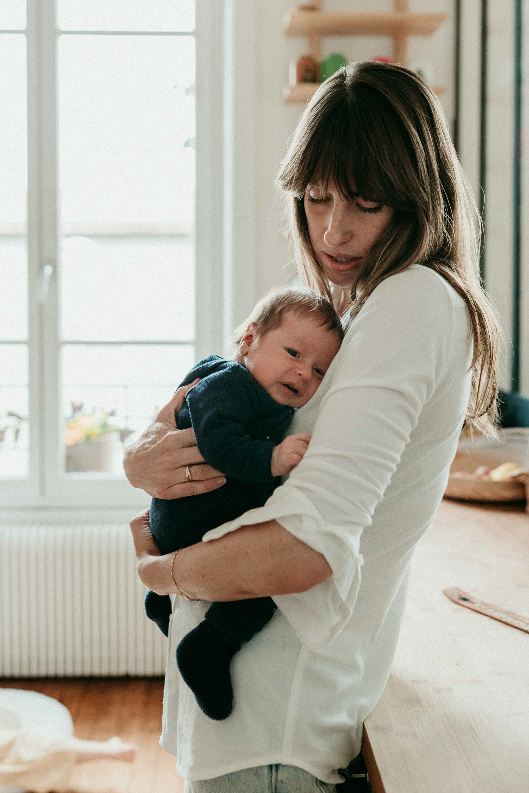 maman avec bébé dans les bras