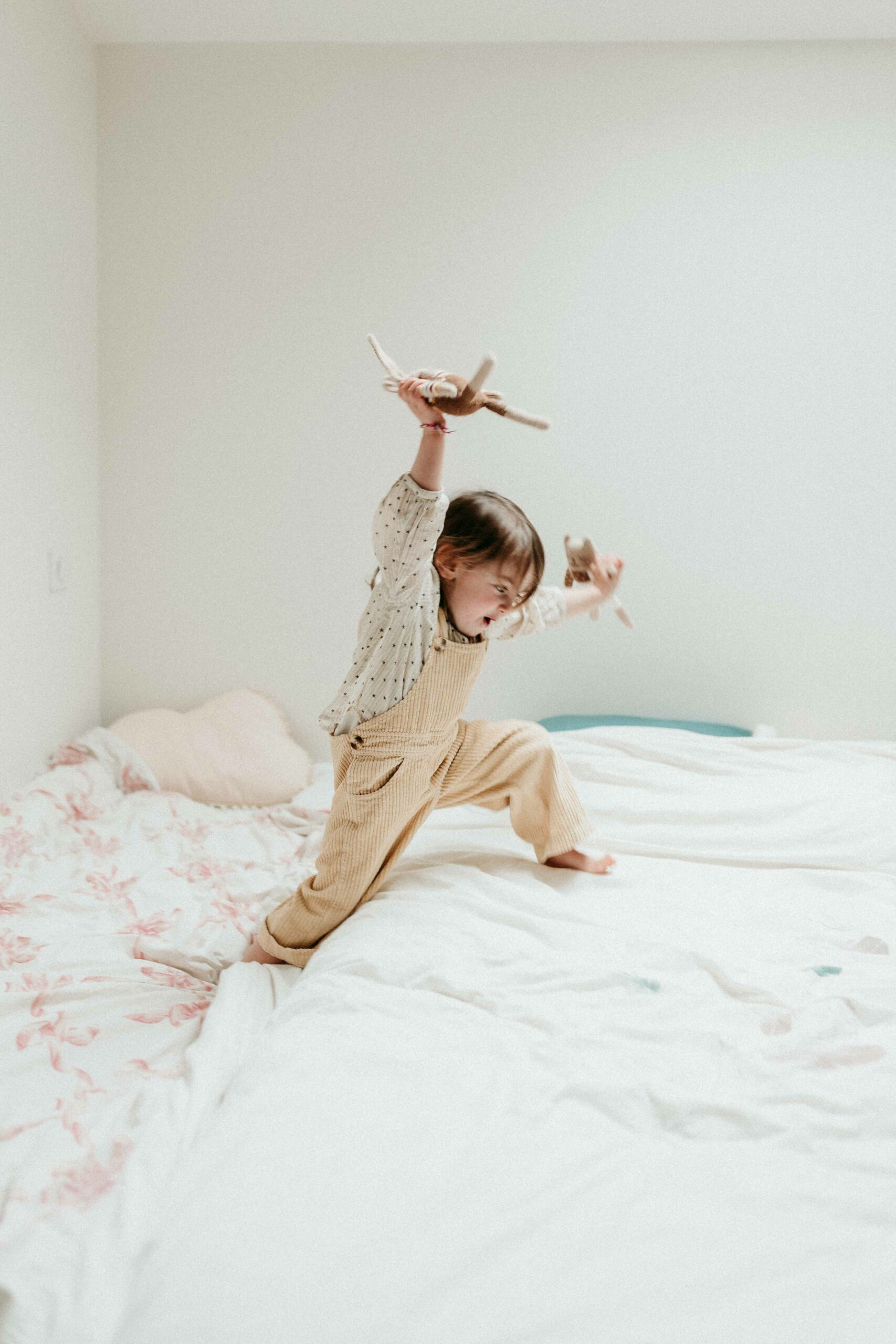 enfant qui saute sur un lit