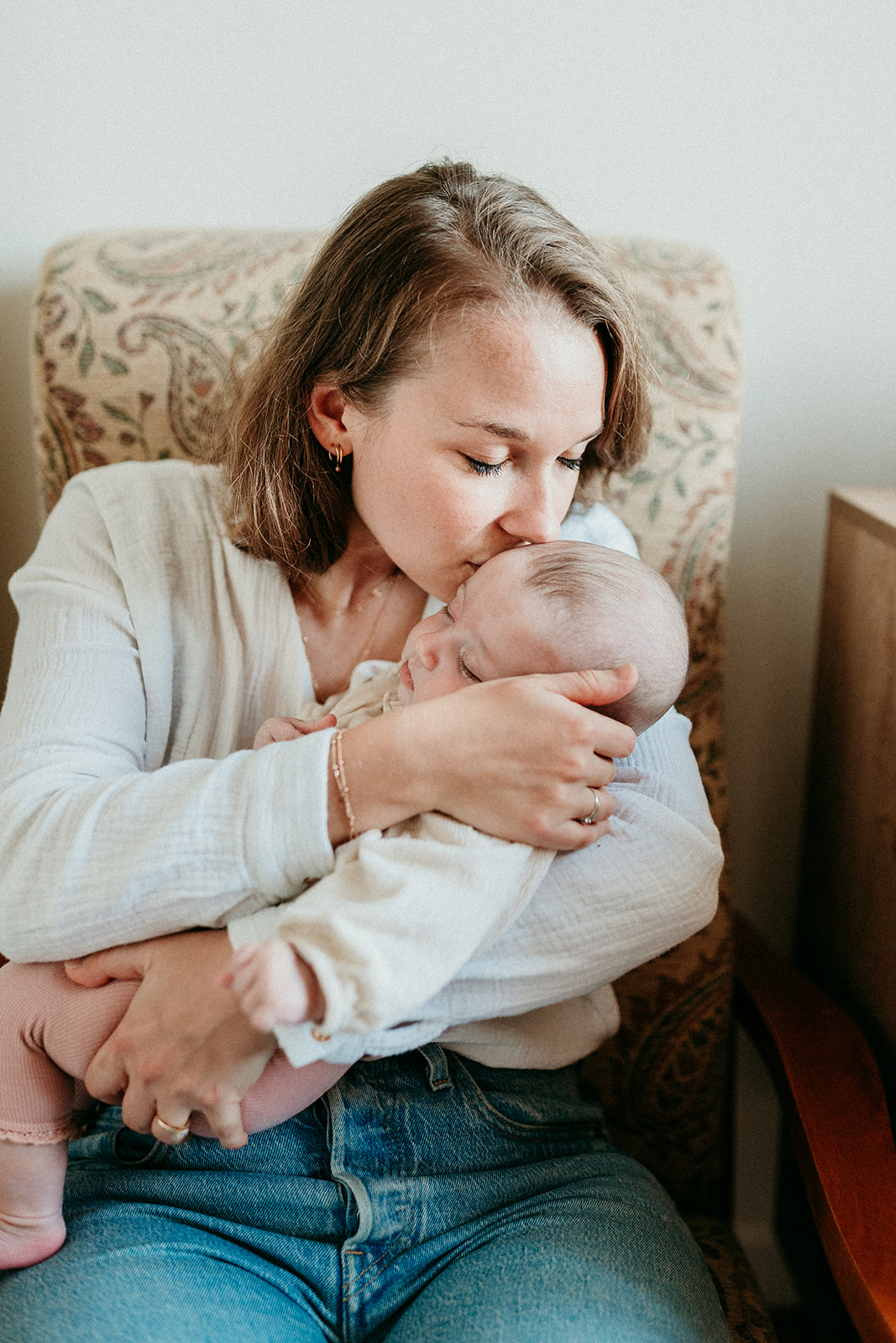 mère embrassant son bébé
