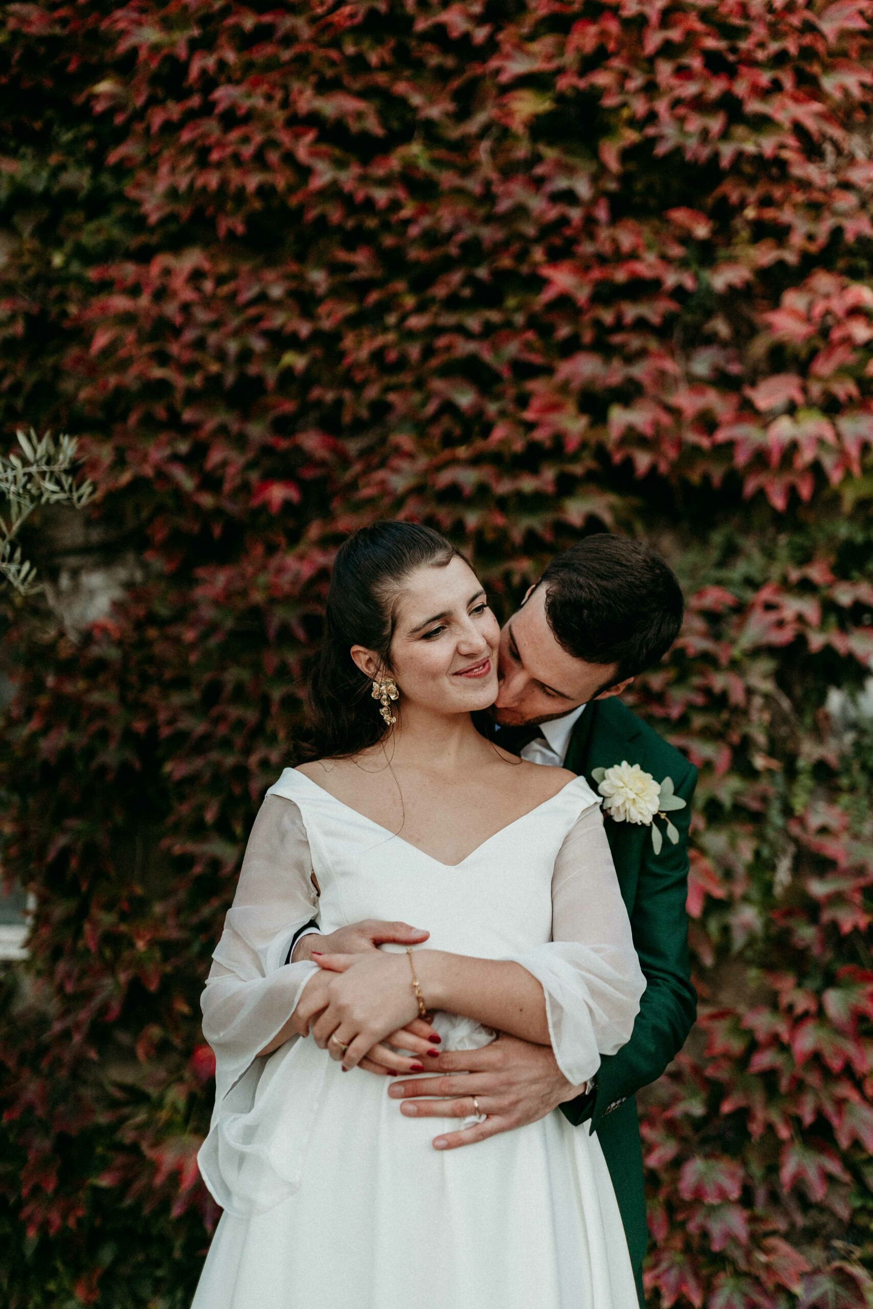 couple de mariés s'embrassant
