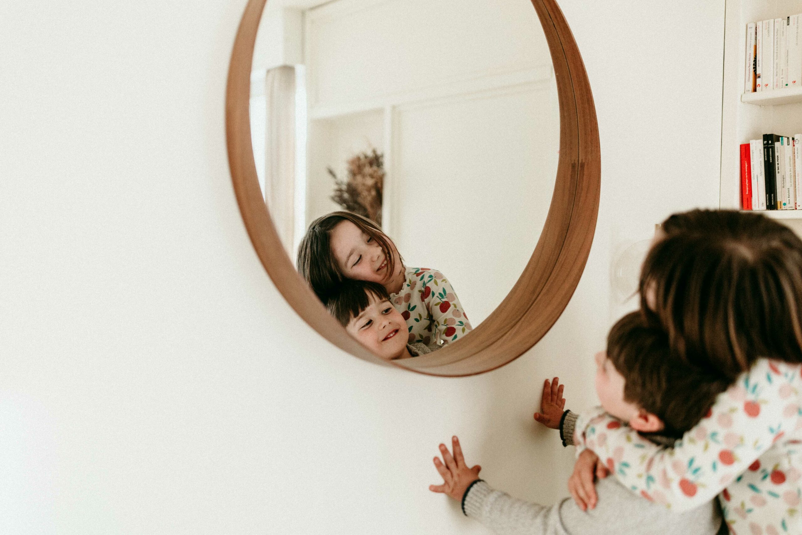 enfants qui se regardent dans un miroir
