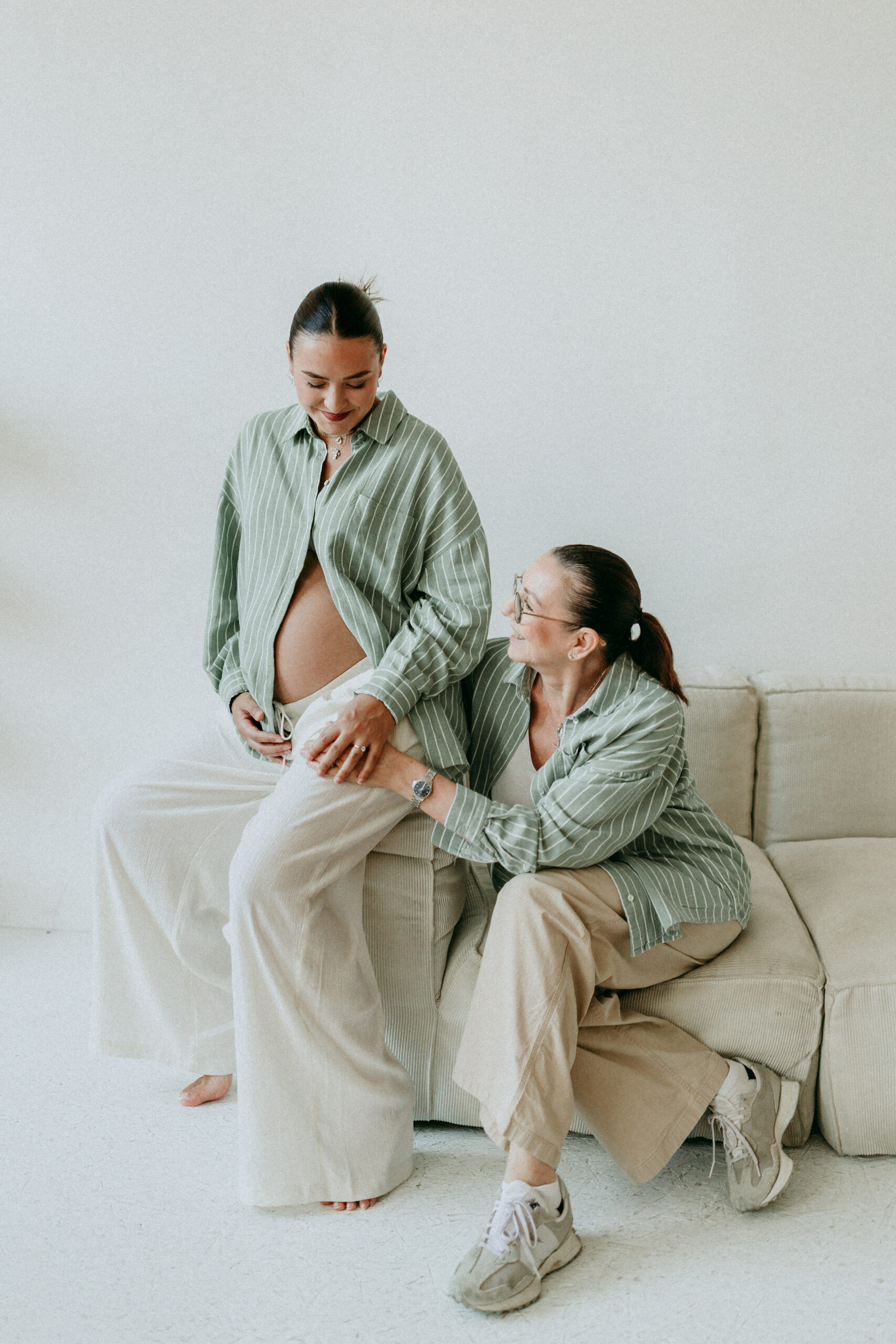 femme-enceinte-avec-sa-mere-qui-lui-touche-le-ventre séance photo lyon