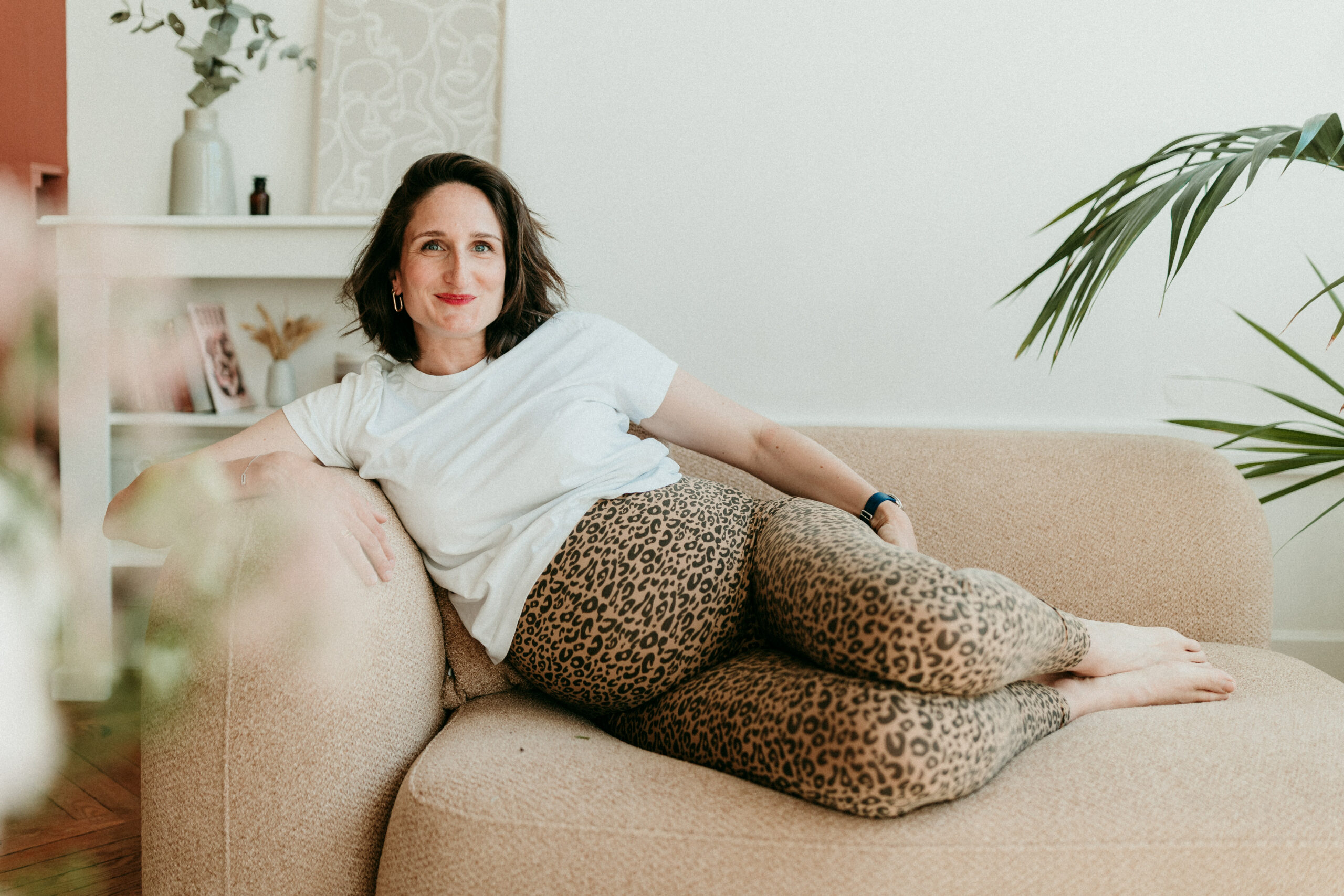 femme enceinte sur canapé avec legging léopard