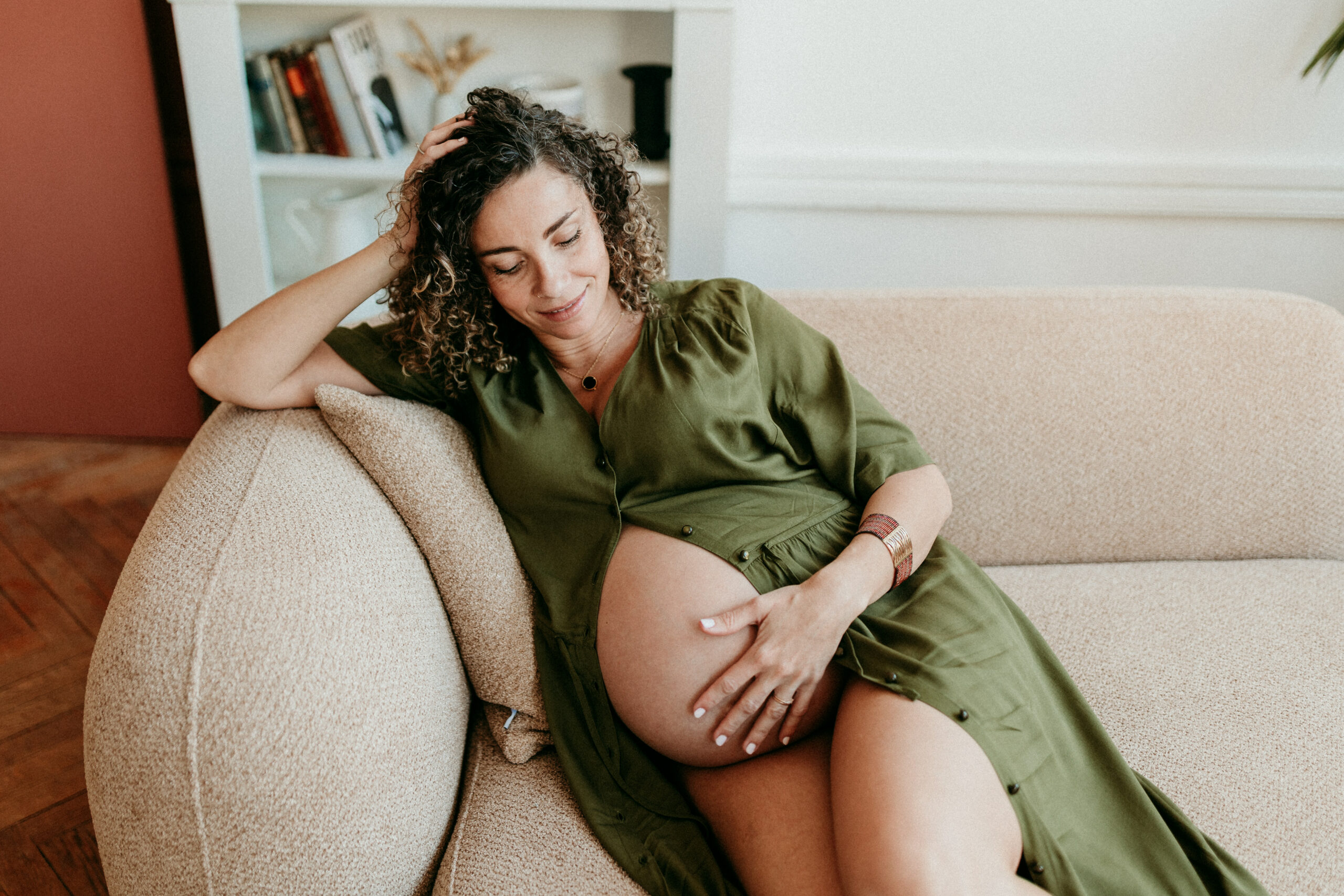 femme-enceinte-sur-canape-ventre-visible-lyon