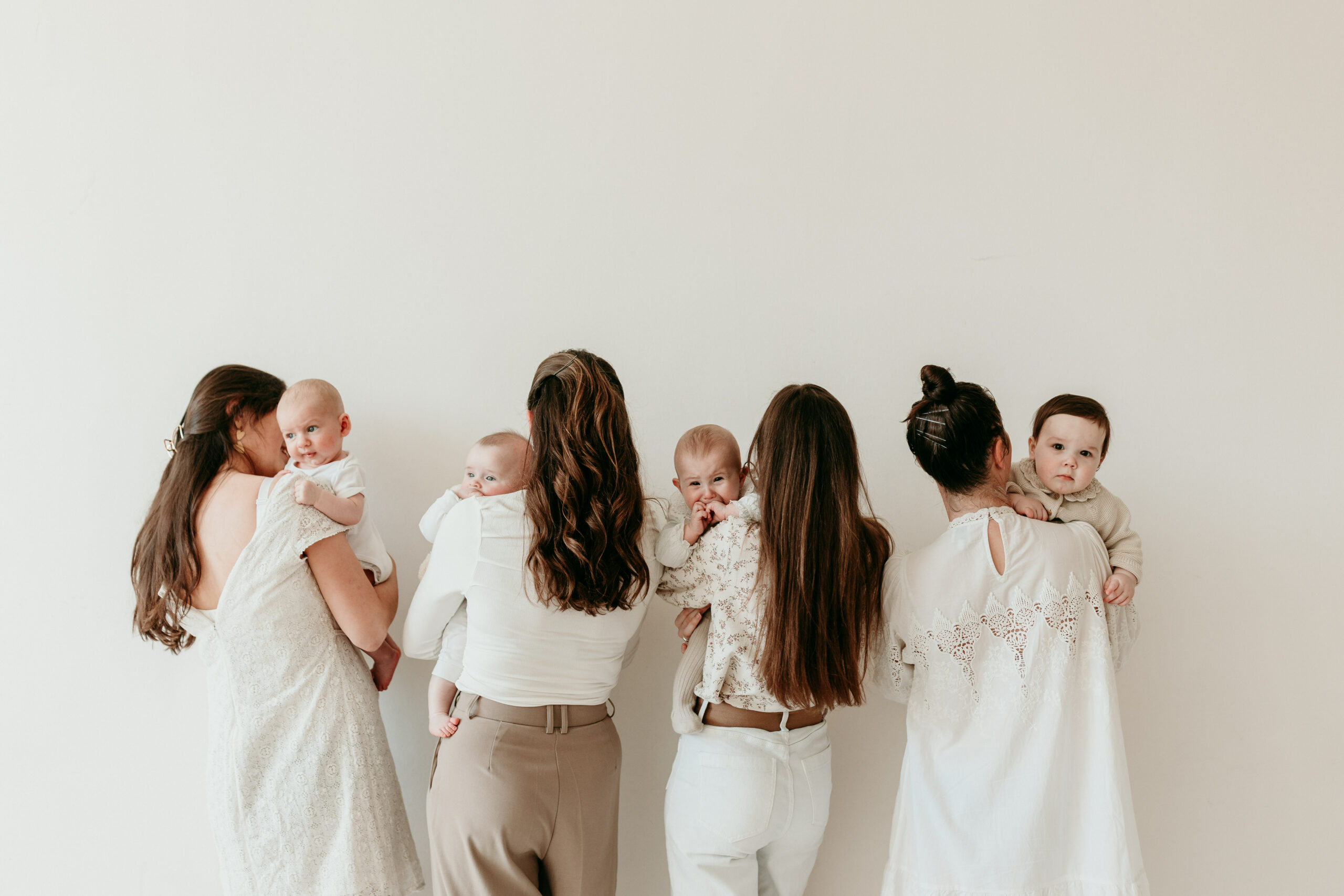 femmes-de-dos-avec-bebes-de-face