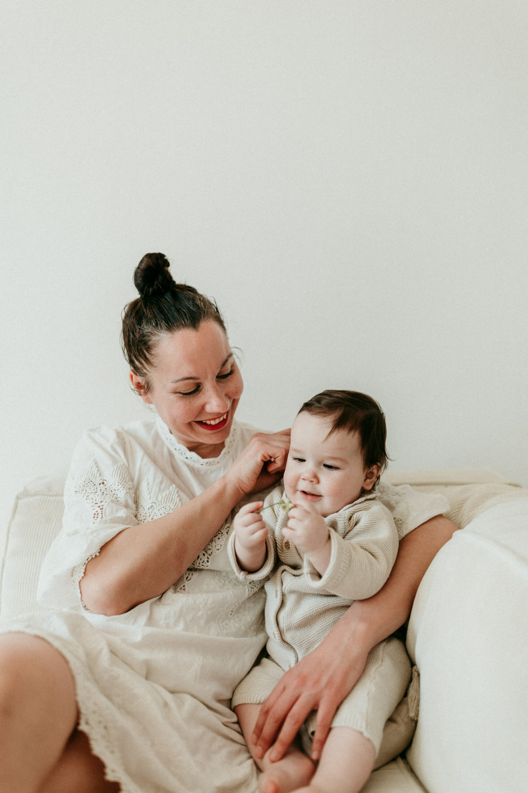 maman-et-bebe-cote-a-cote-sur-un-canape