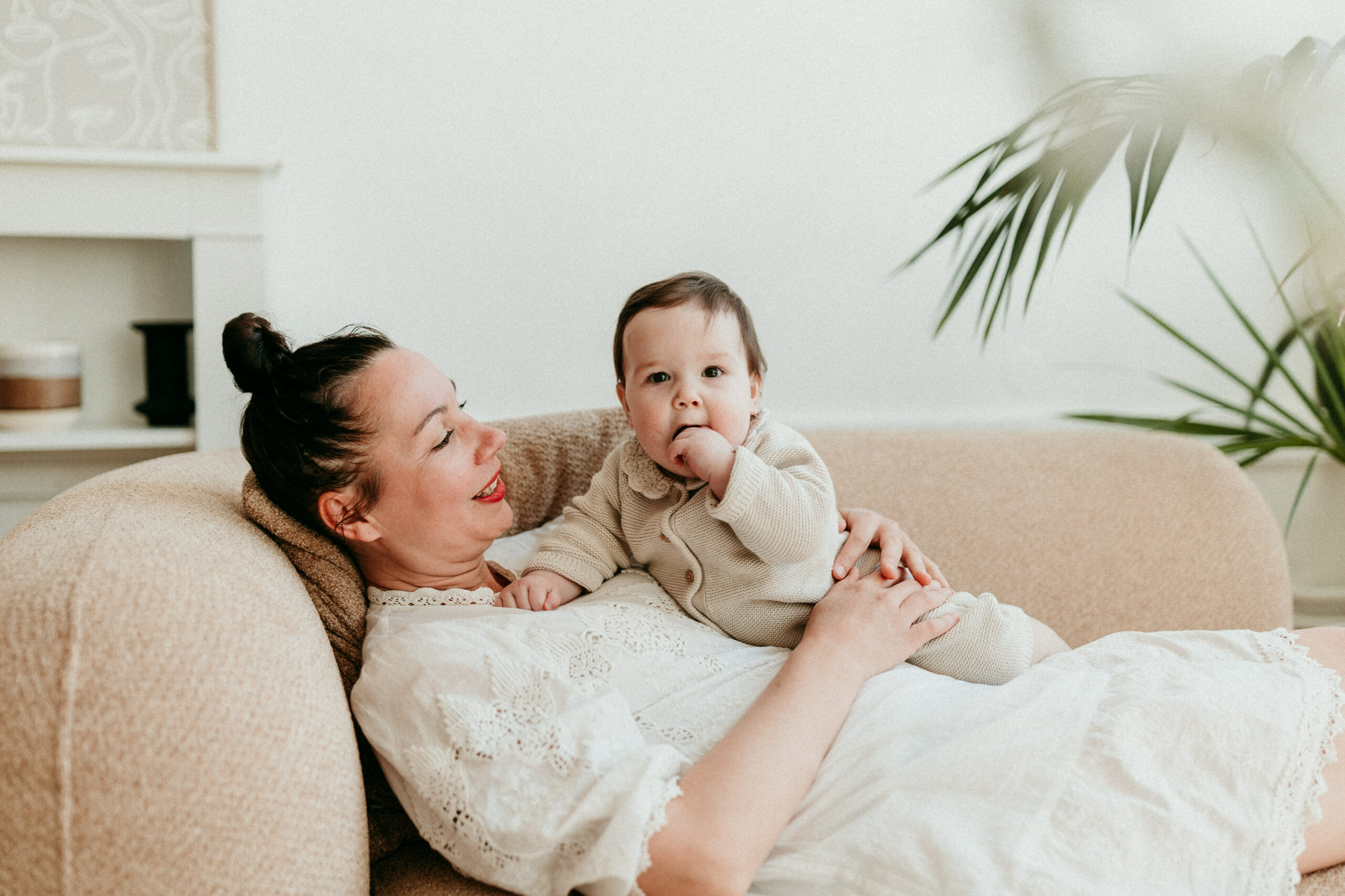 maman avec son bébé dans un canapé