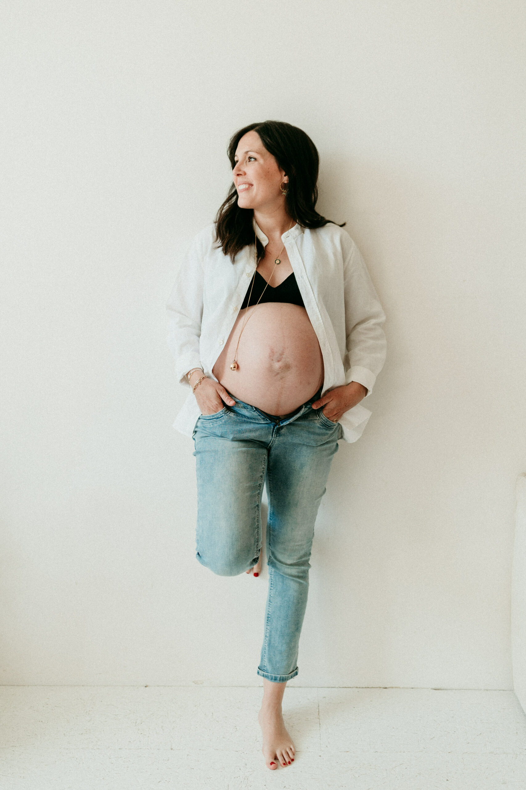 photo de femme enceinte naturelle dénudée contre mur Lyon