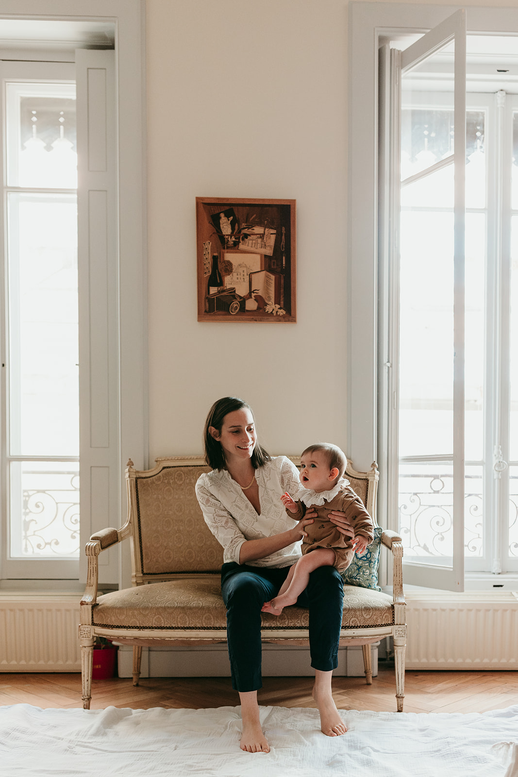 photo maman et son bébé dans salon chic