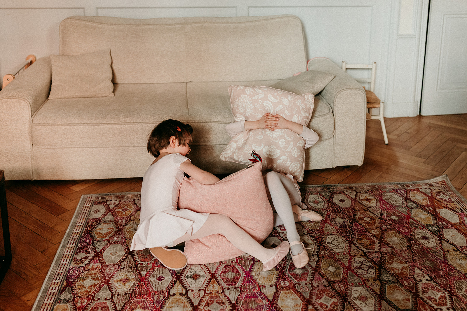 soeurs se battent avec des coussins