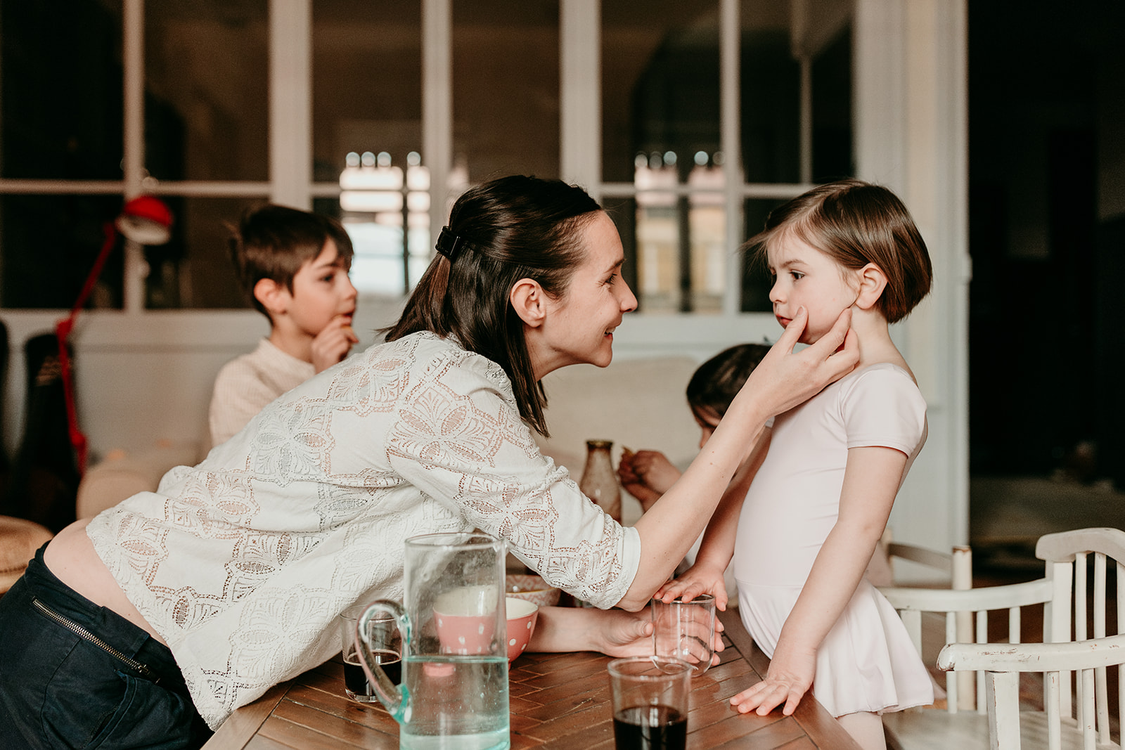 maman touche la joue de sa fille qui boude