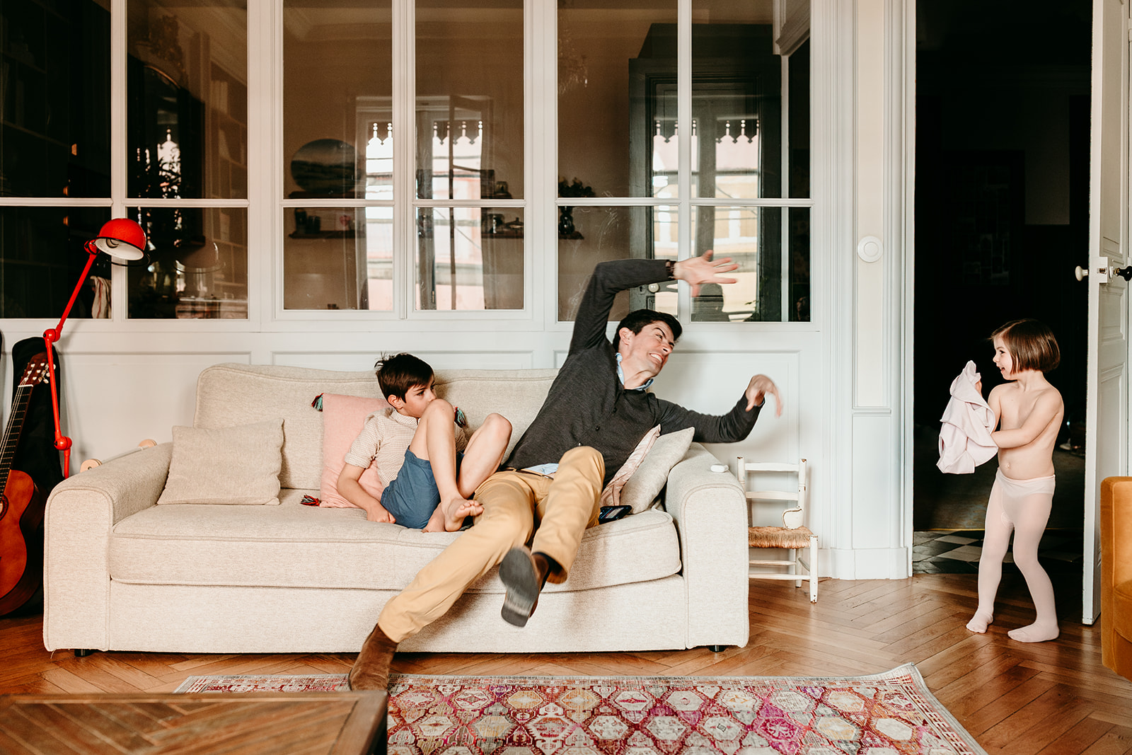 papa veut attraper sa fille qui rit