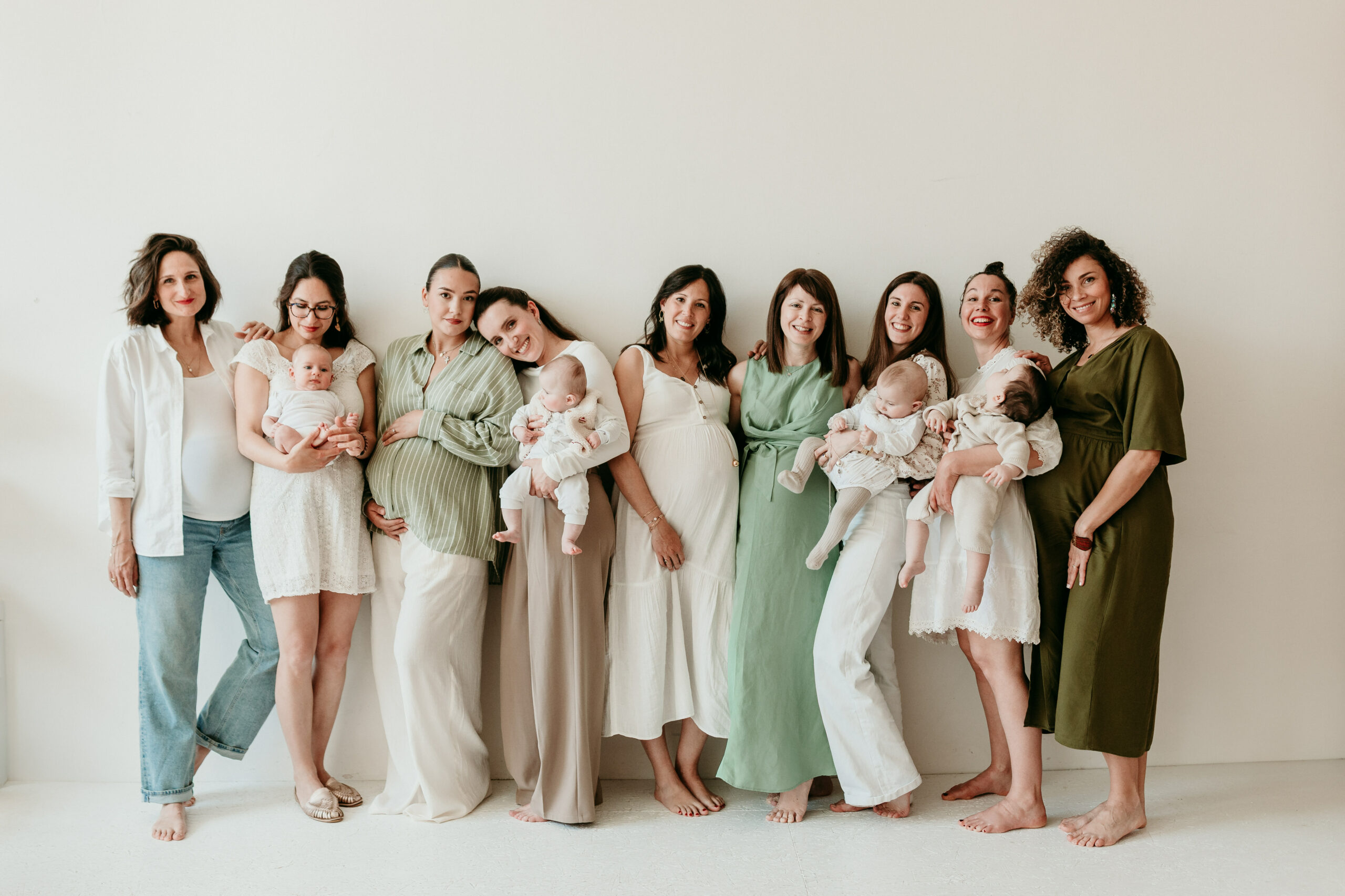 portrait-de-femmes-enceintes-ou-avec-bebe-debout