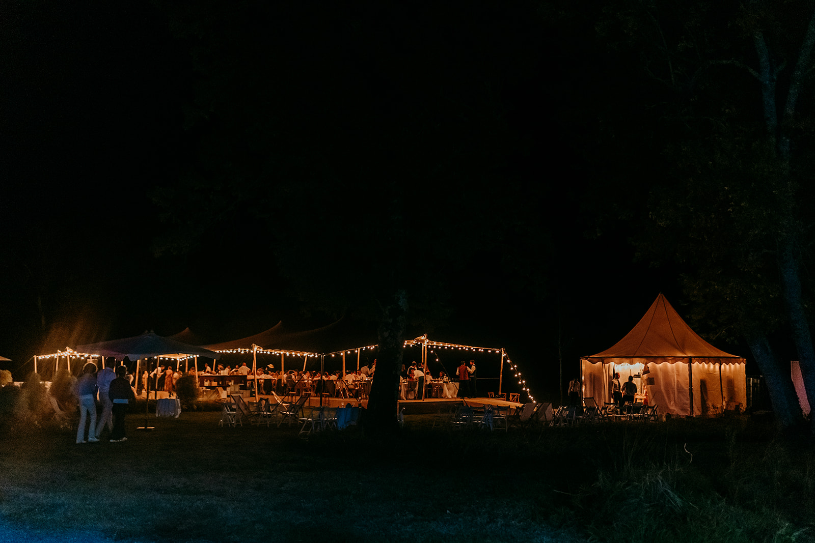 tente avec invités de nuit