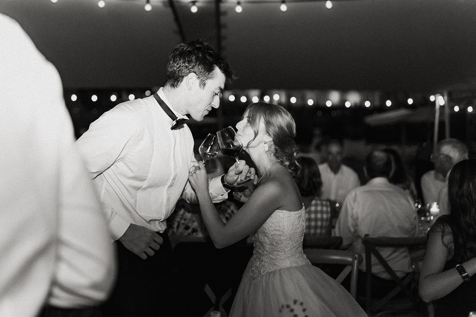 mariés boient un verre en se regardant