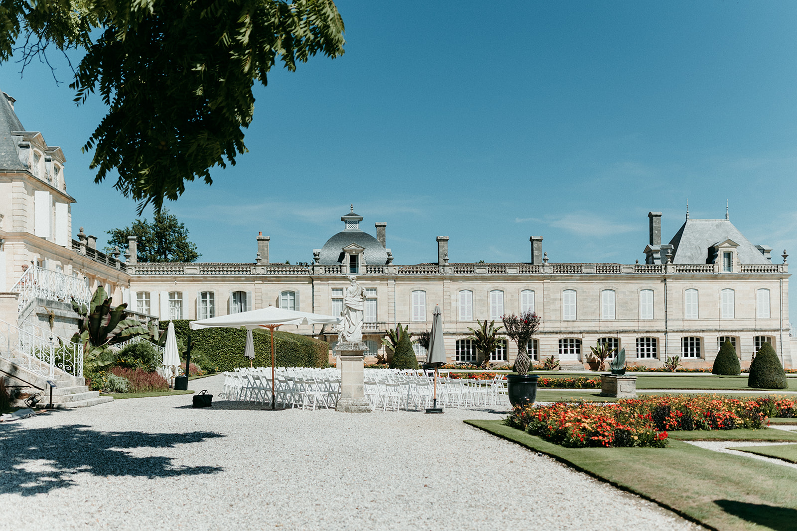 chateau et ciel bleu