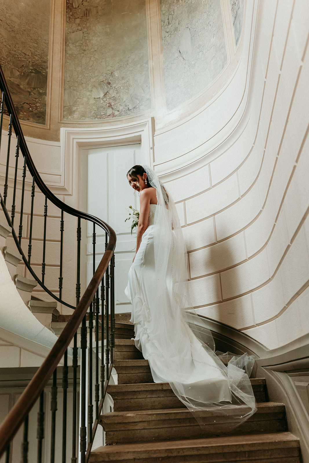 mariée dans grand escalier